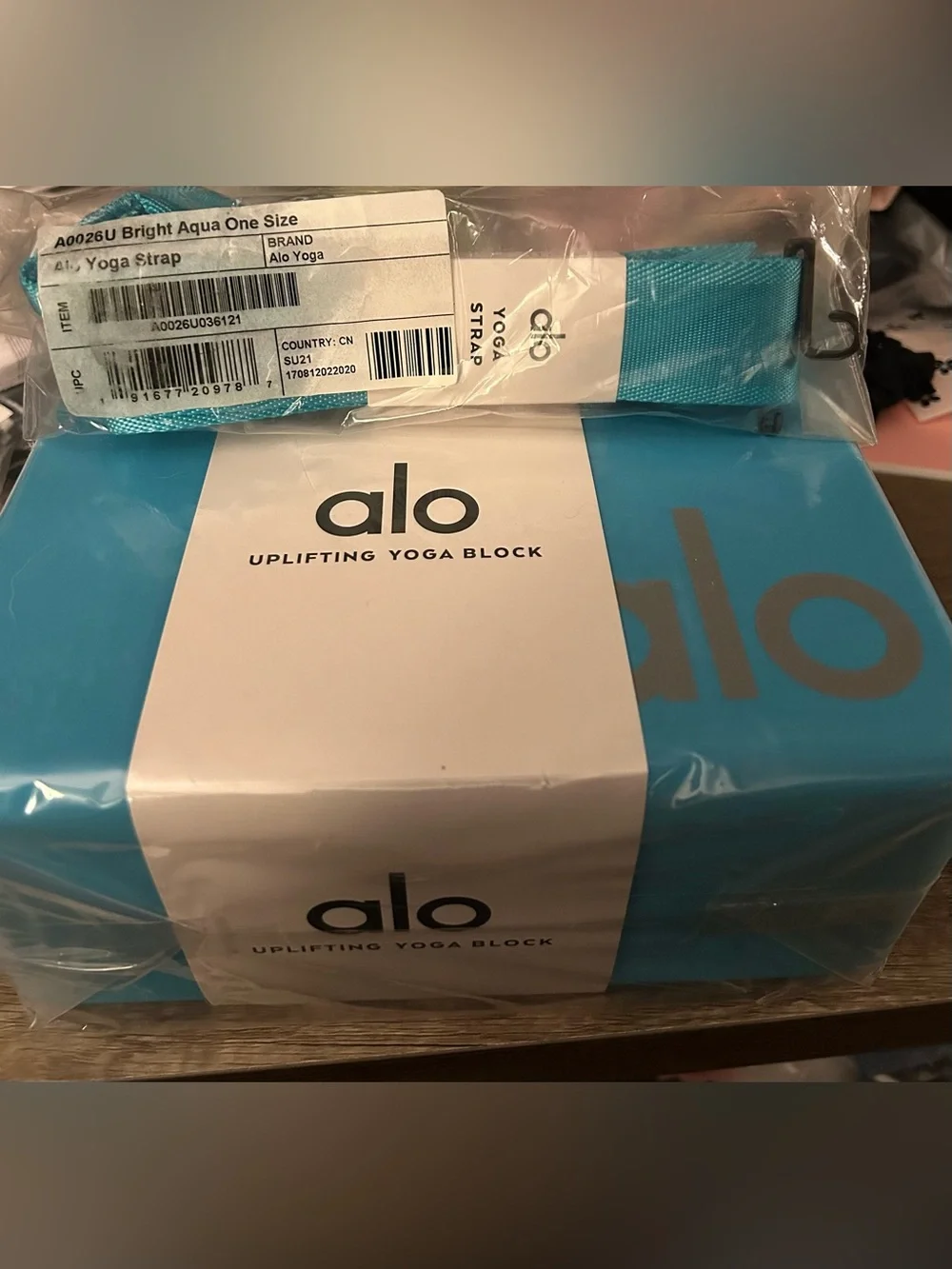 ALO Uplifting Yoga Block & Yoga Strap in Aqua